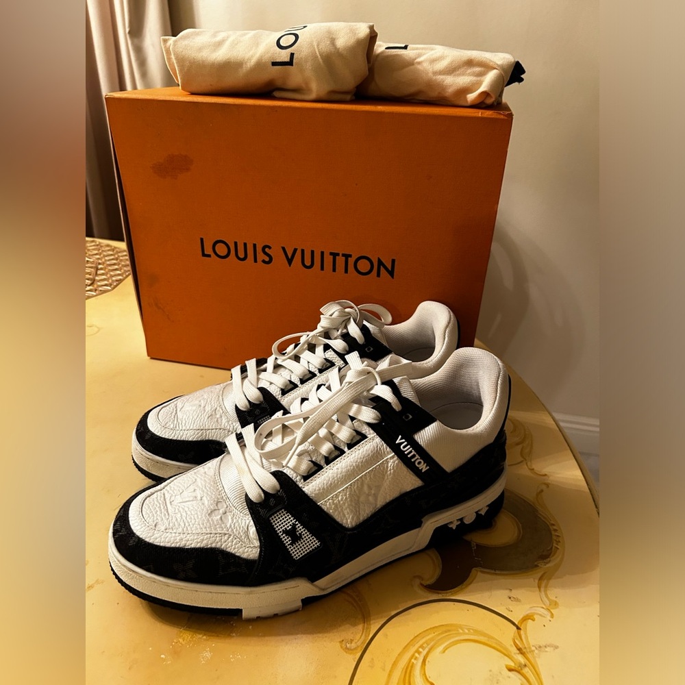 Louis Vuitton Sneakers LV Trainers LV Size 8 Authentic